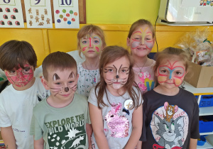 Dzieci w pomalowanych twarzach
